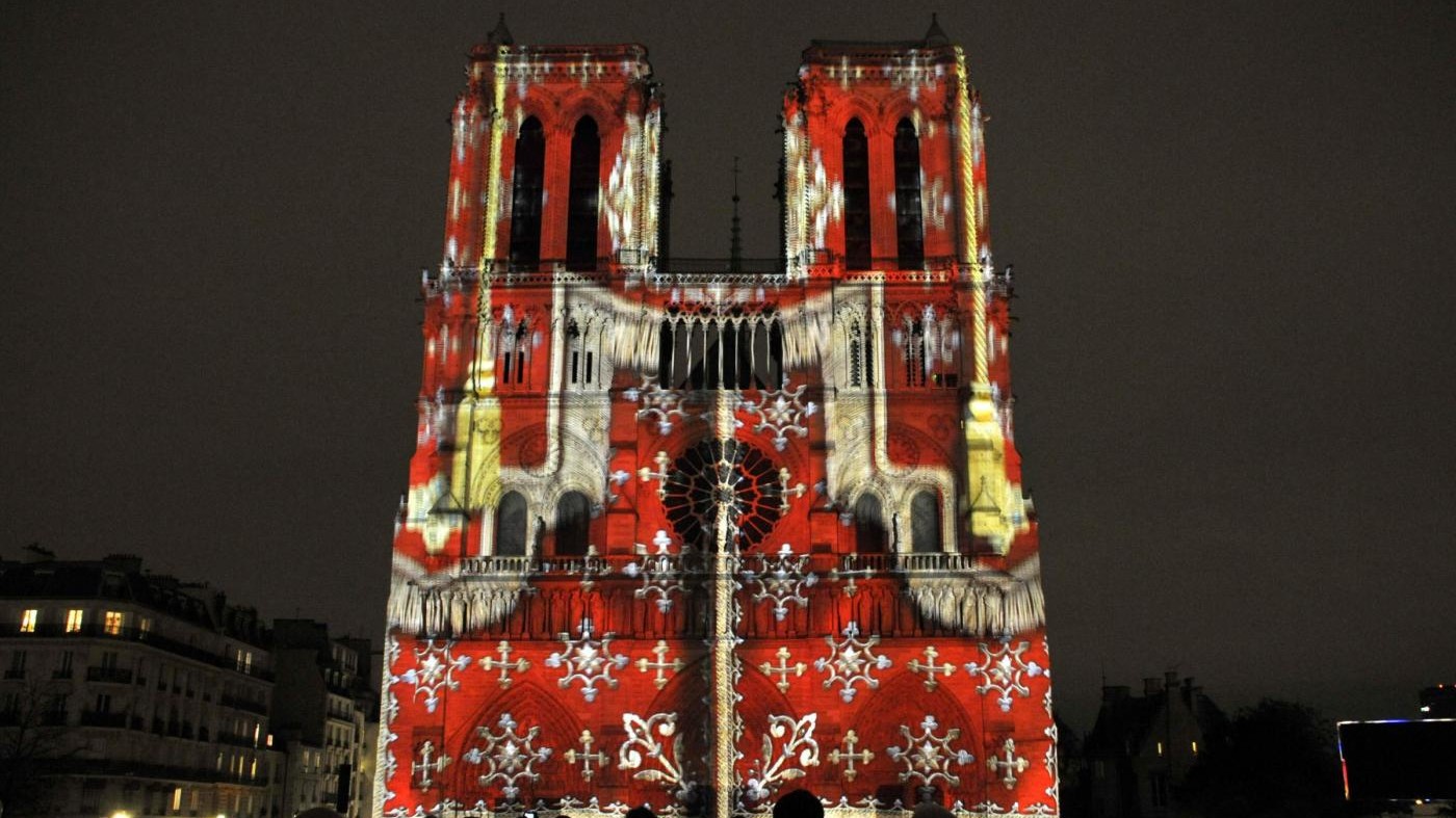 Show di luci a Notre Dame: la cattedrale diventa una tela