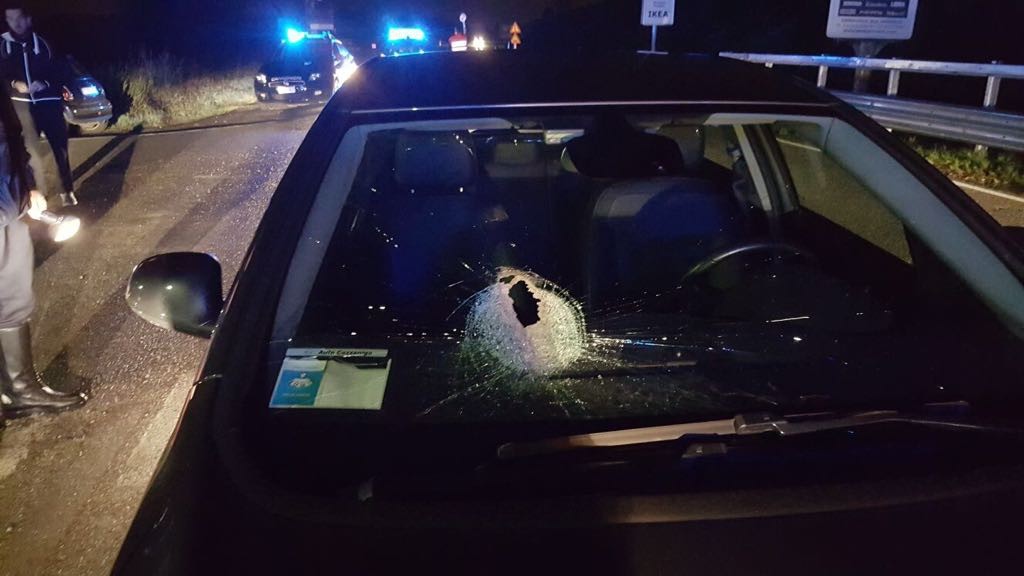 Sasso contro l’auto: le immagini del parabrezza sfondato