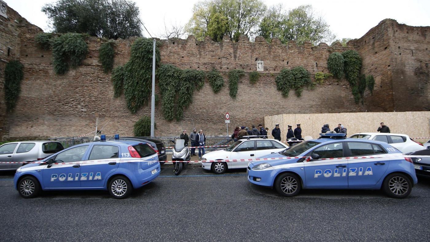 Roma, trovato il cadavere di una donna: i rilievi sul posto