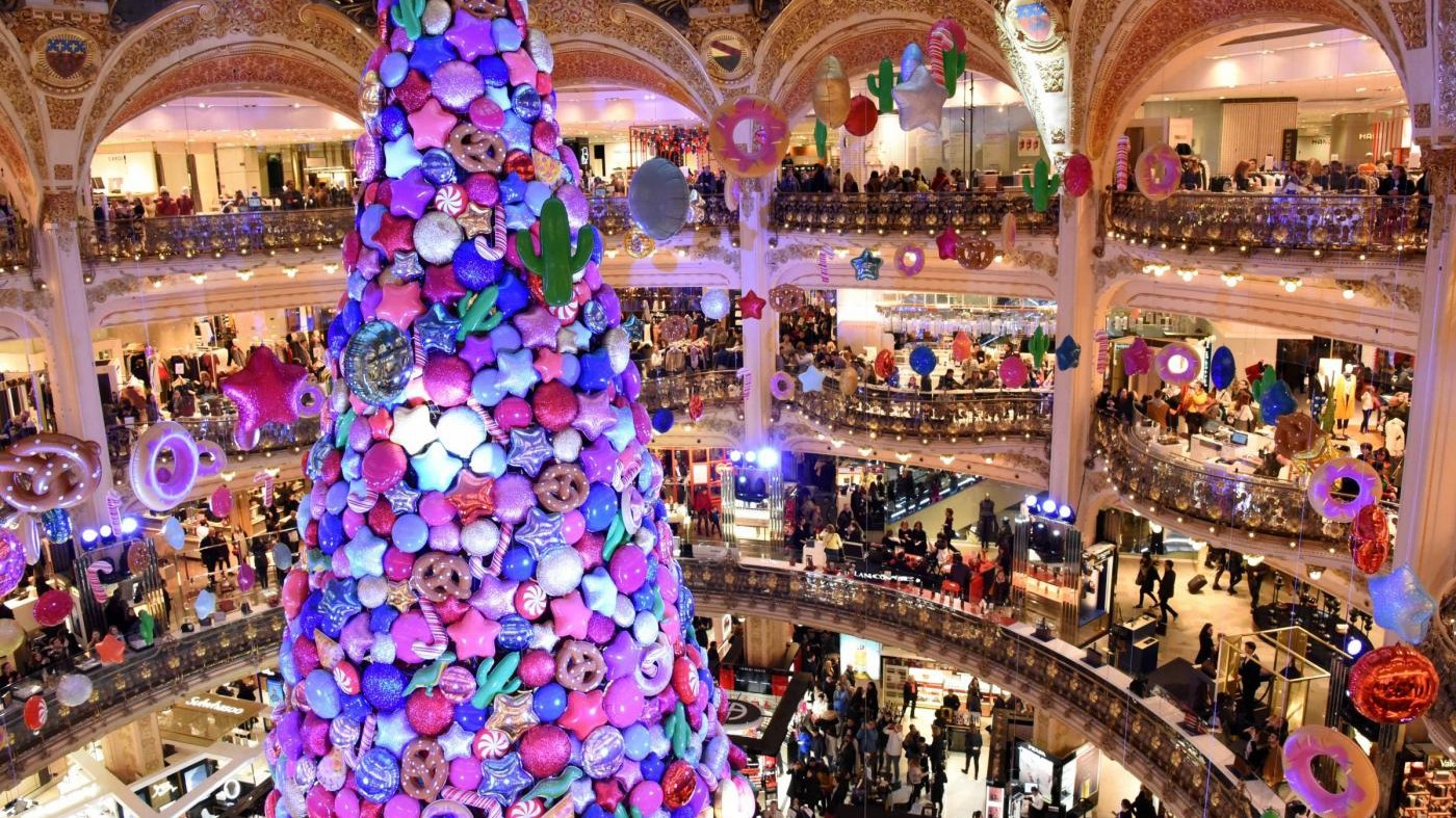 Parigi, il Natale a Lafayette tra luci, colori e il mega albero decorato