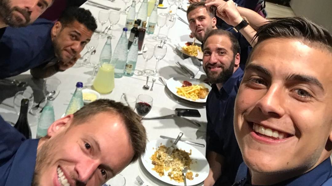 Dybala scatta il selfie alla cena dei campioni: ‘Vamos!’