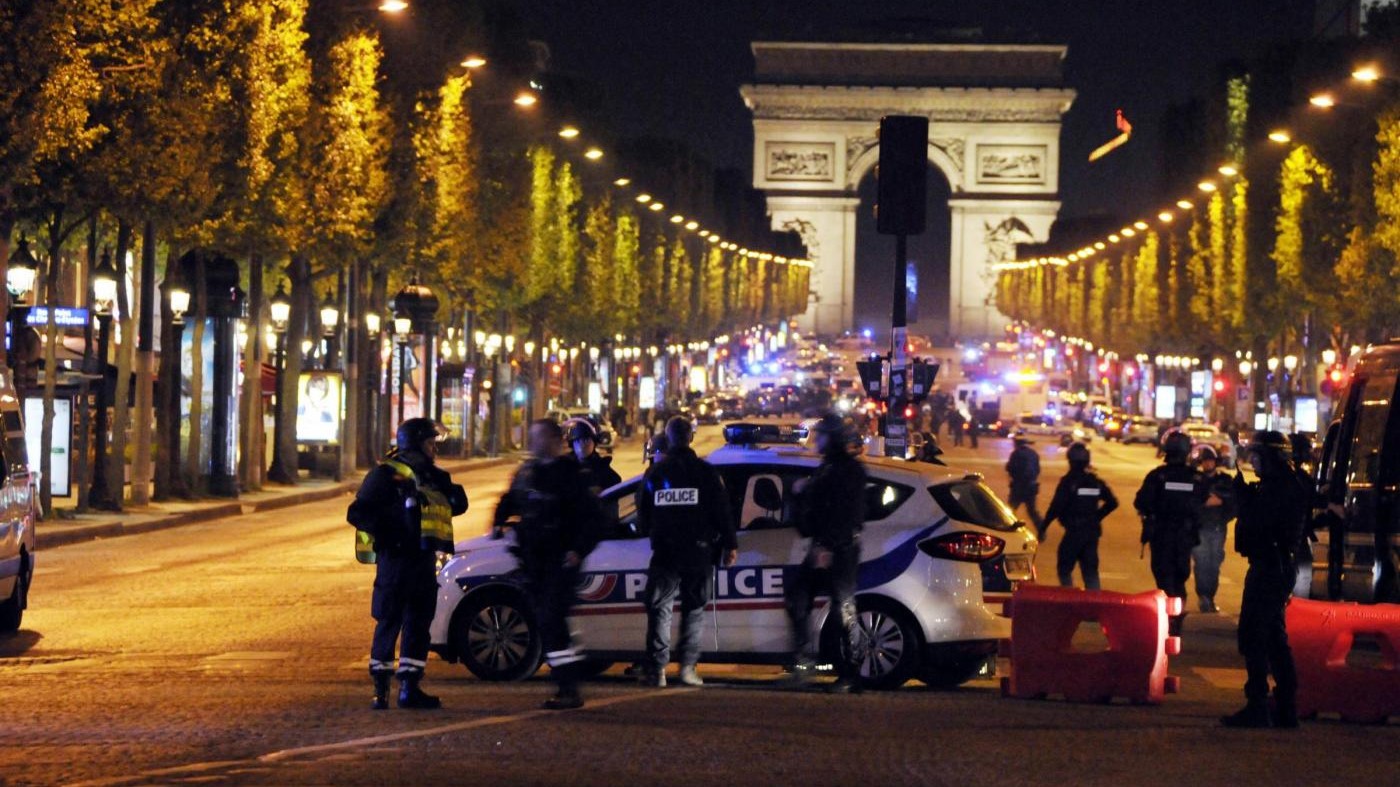 Attacco sugli Champs Elysees: è ancora terrore a Parigi. Ucciso un poliziotto, due feriti gravemente. Morto l’assalitore