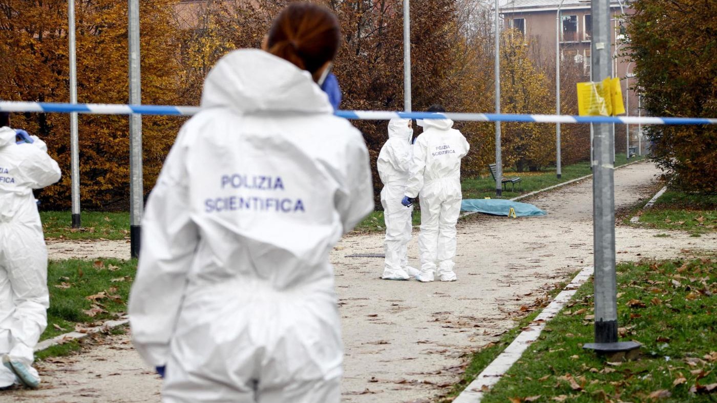 Uccisa mentre porta fuori il cane, i rilievi nel parco dell’omicidio a Milano