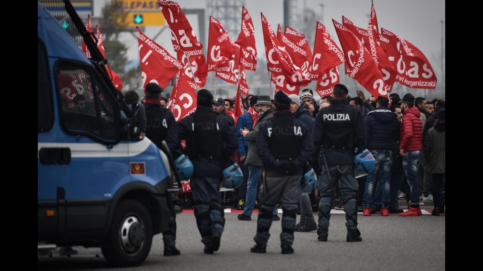 “Vorremmo sorridere come Amazon”, la protesta dei dipendenti in sciopero a Piacenza