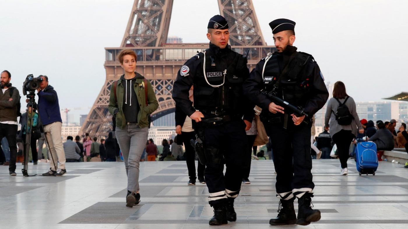 Parigi, uomo minaccia agenti con coltello. Gli 007: Attentati e disordini incombono sul voto