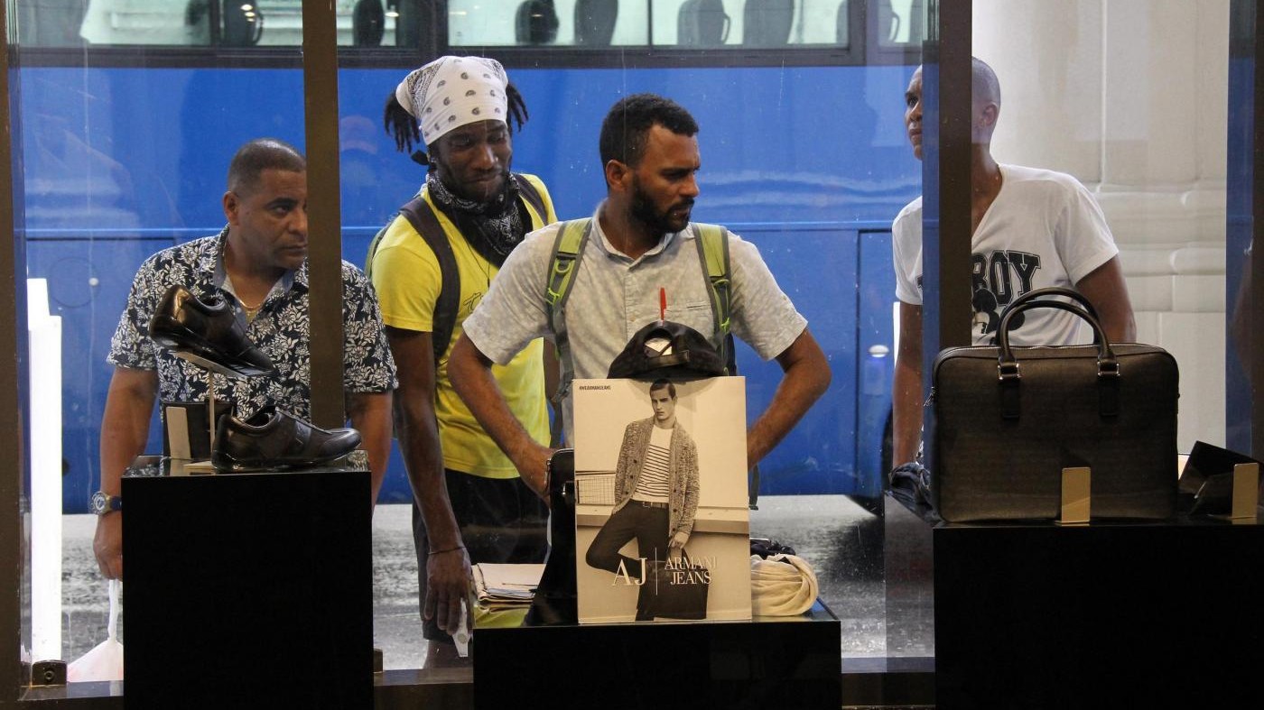 Versace e Armani sbarcano a Cuba: shop di lusso in terra comunista