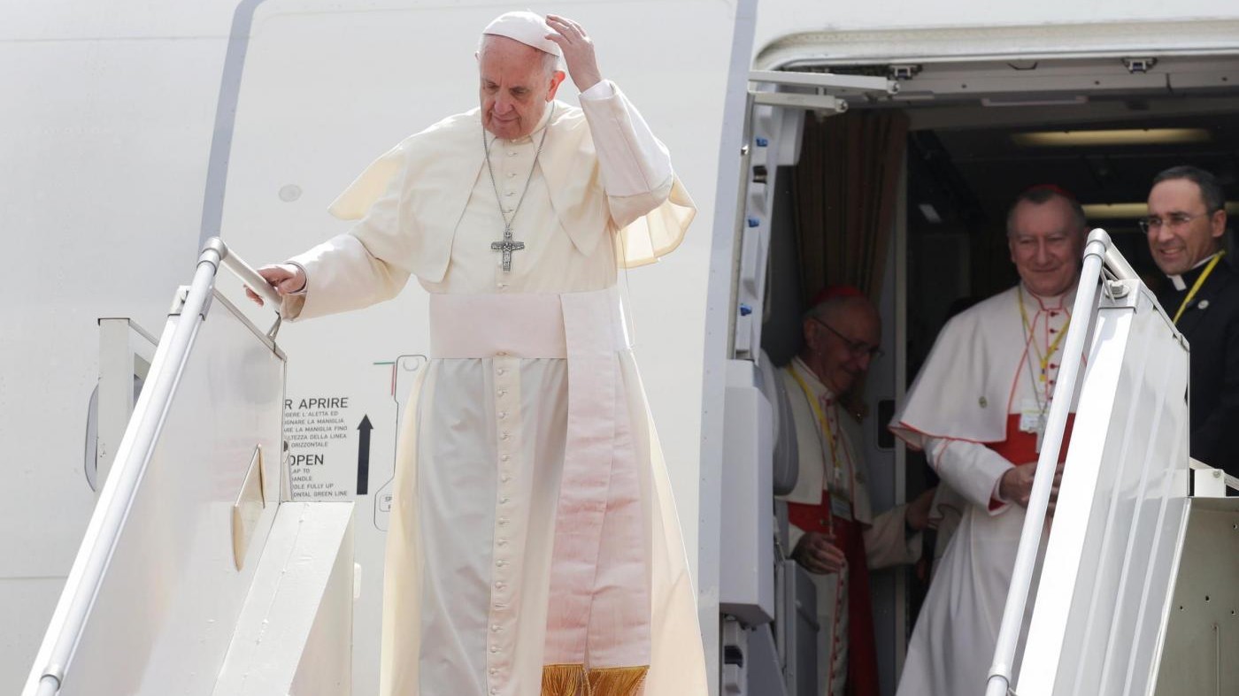 L’arrivo di Papa Francesco in Birmania: ad attenderlo centinaia di fedeli