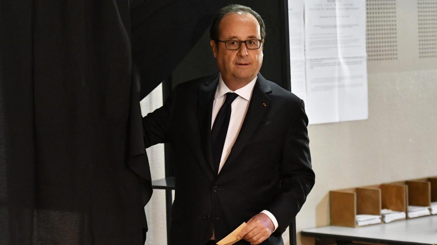 Hollande chiama Macron: ha seguito i risultati in tv