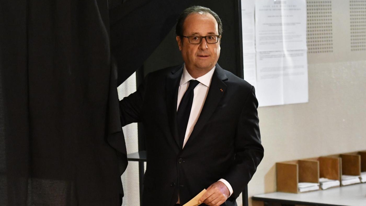 Hollande: Da estrema destra rischio per la Francia, voterò Macron