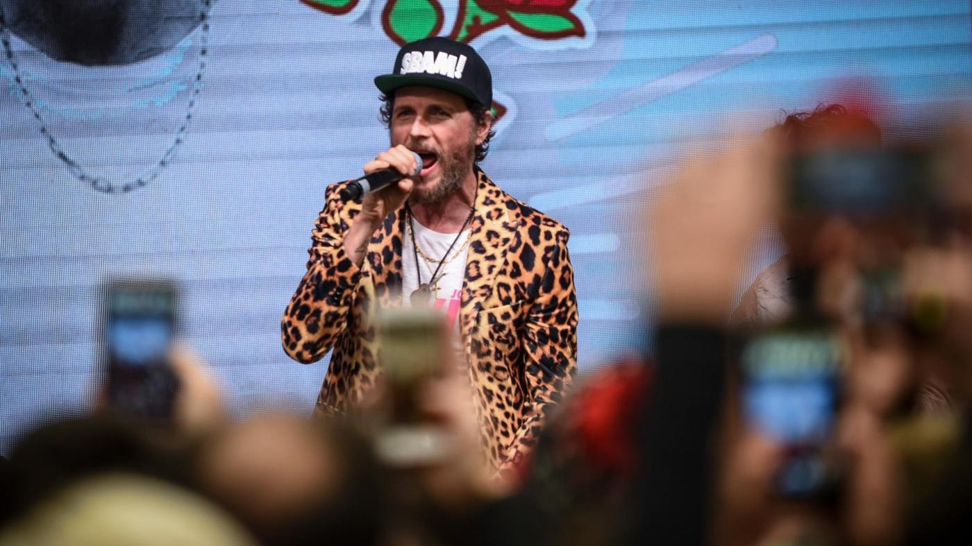 Milano, Jovanotti in concerto nel suo temporary store: fan in delirio