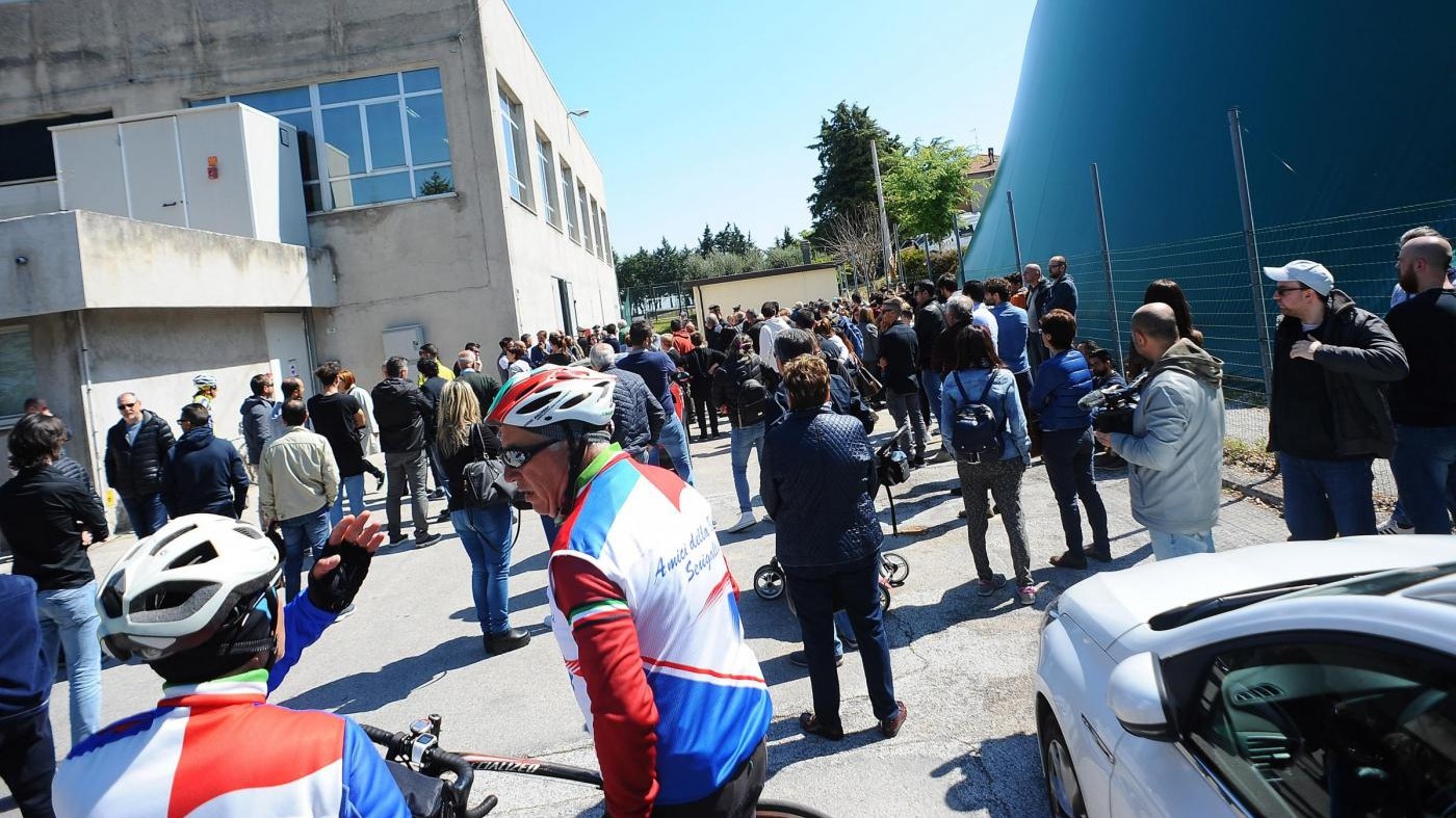 Addio a Michele Scarponi, in centinaia alla camera ardente