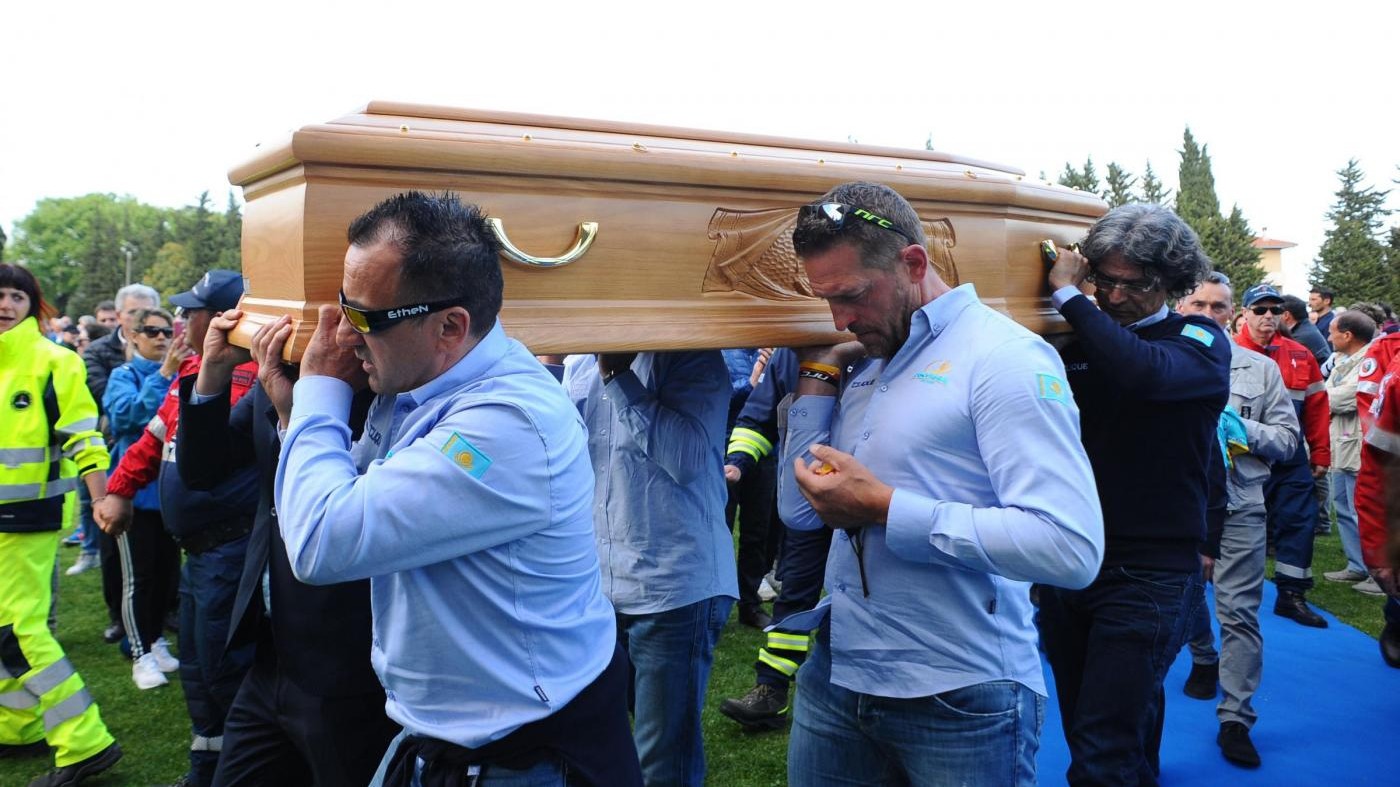Ultimo saluto a Scarponi tra le lacrime. Cassani: Addio capitano