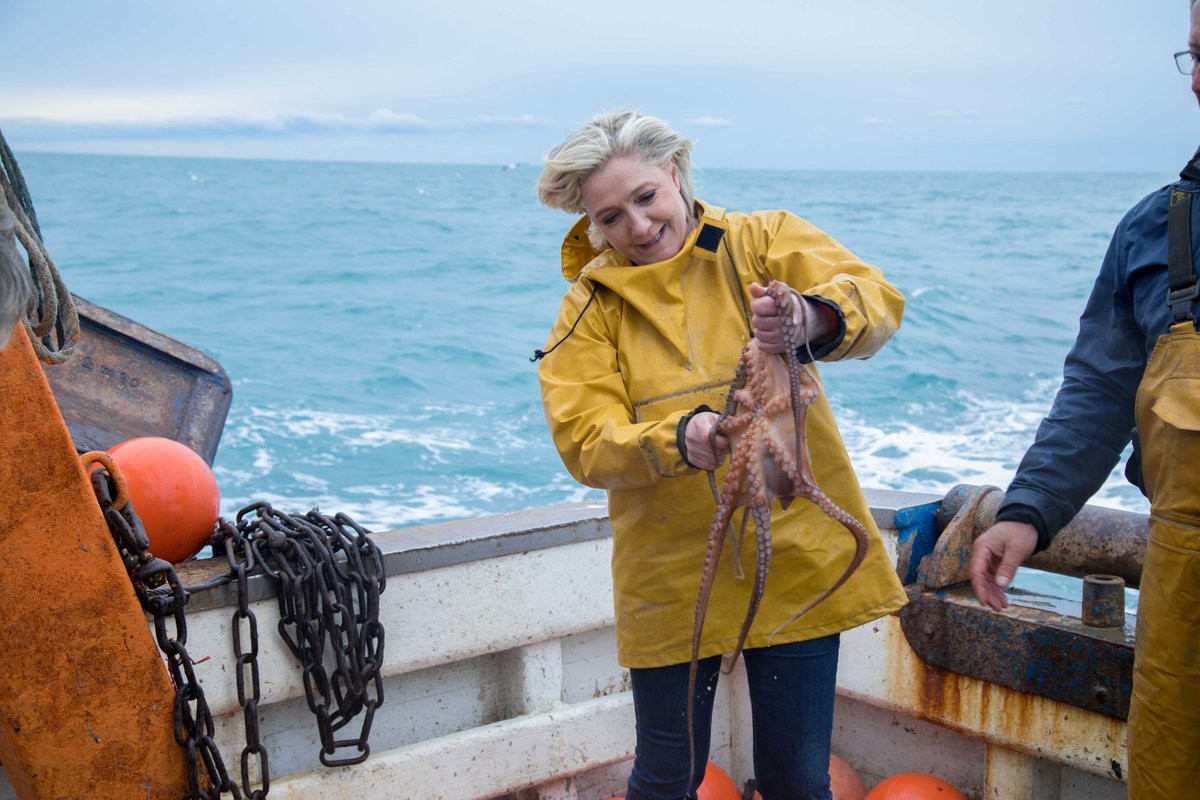 Le Pen su un peschereccio all’alba: Sto con i pescatori