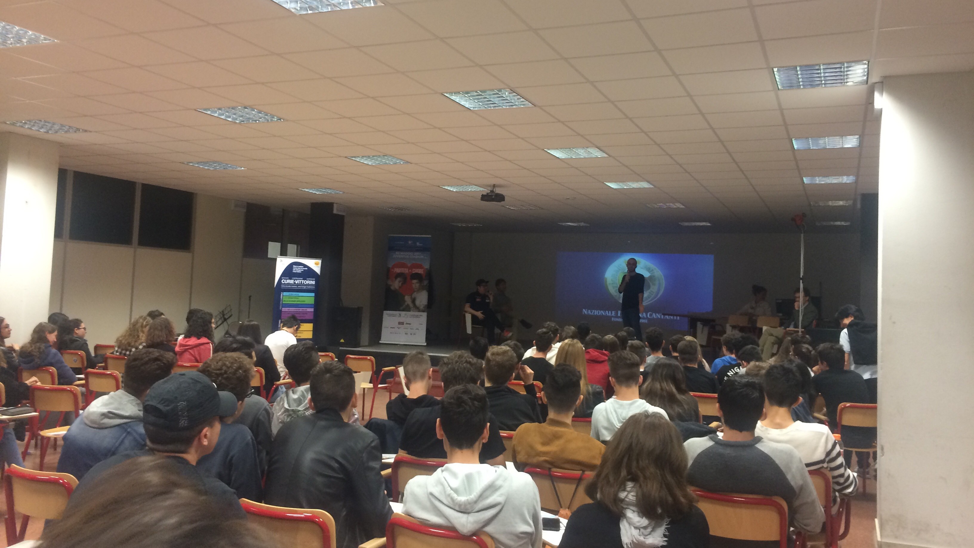 La Nazionale Cantanti a scuola per raccontare la Partita del Cuore