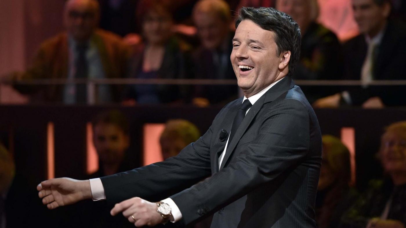 Renzi si improvvisa steward sul volo per Bruxelles