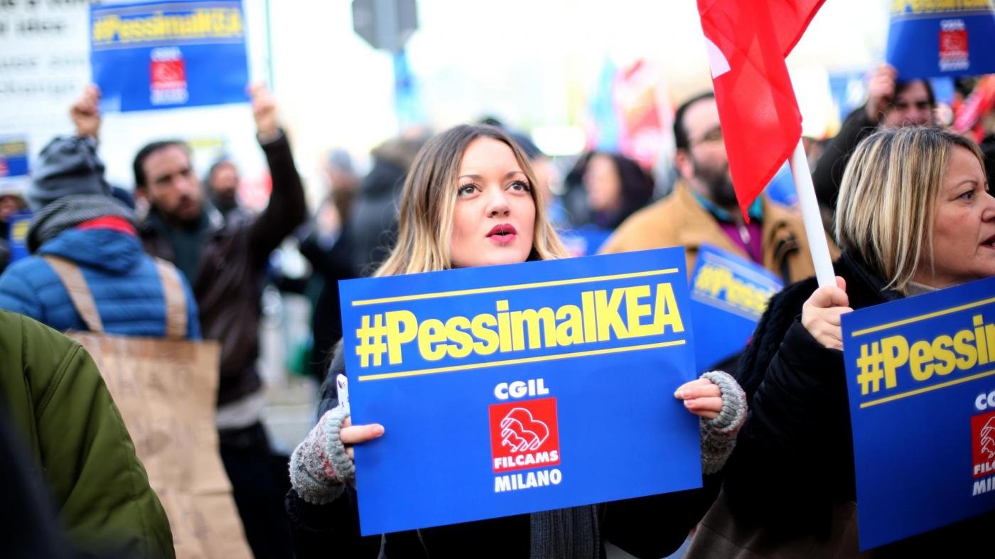 “PessimaIkea”, il presidio di solidarietà dei colleghi per la mamma licenziata