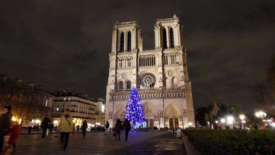 Immagini Di Parigi A Natale.Natale A Parigi Si Accende L Albero Davanti A Notre Dame