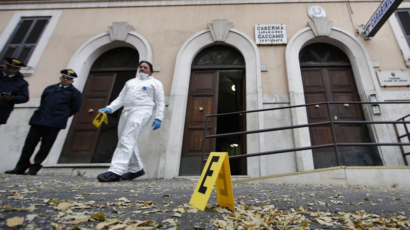 Roma, bomba davanti caserma dei carabinieri: i danni