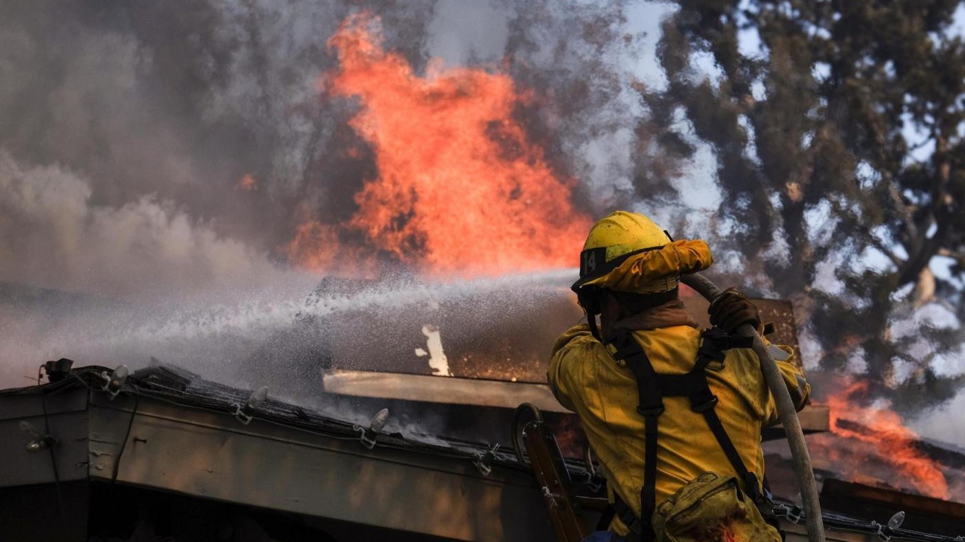 California, la piaga degli incendi: le fiamme arrivano a Beverly Hills e Bel Air