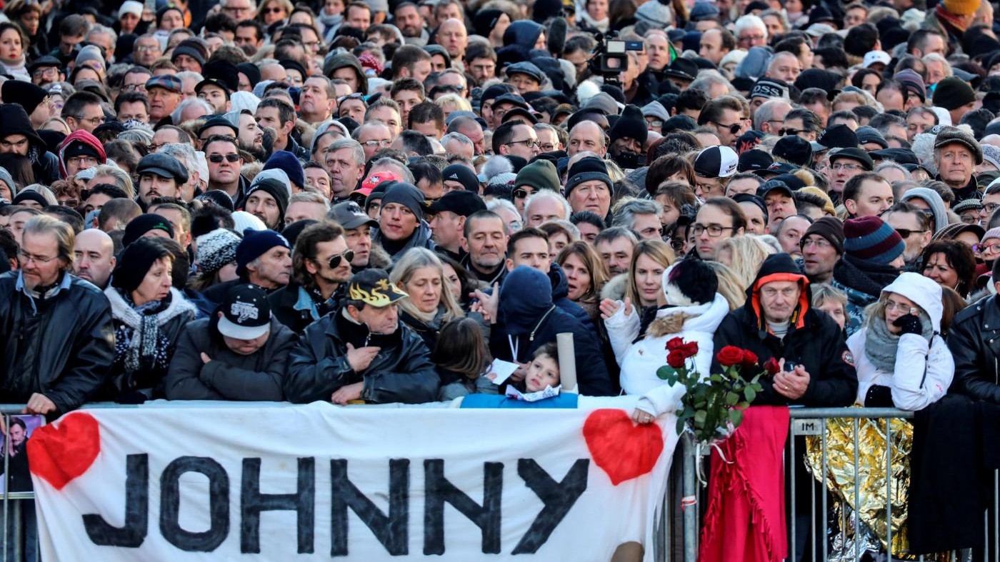 Fan, Harley Davidson e la band: in migliaia sugli Champs Elysées per l’addio a Johnny Hallyday