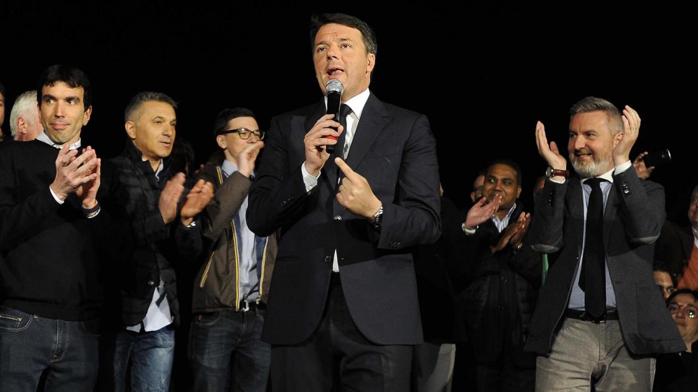 Renzi stravince le primarie del Pd: “Siamo a fianco del governo”. Quasi 2 milioni al voto