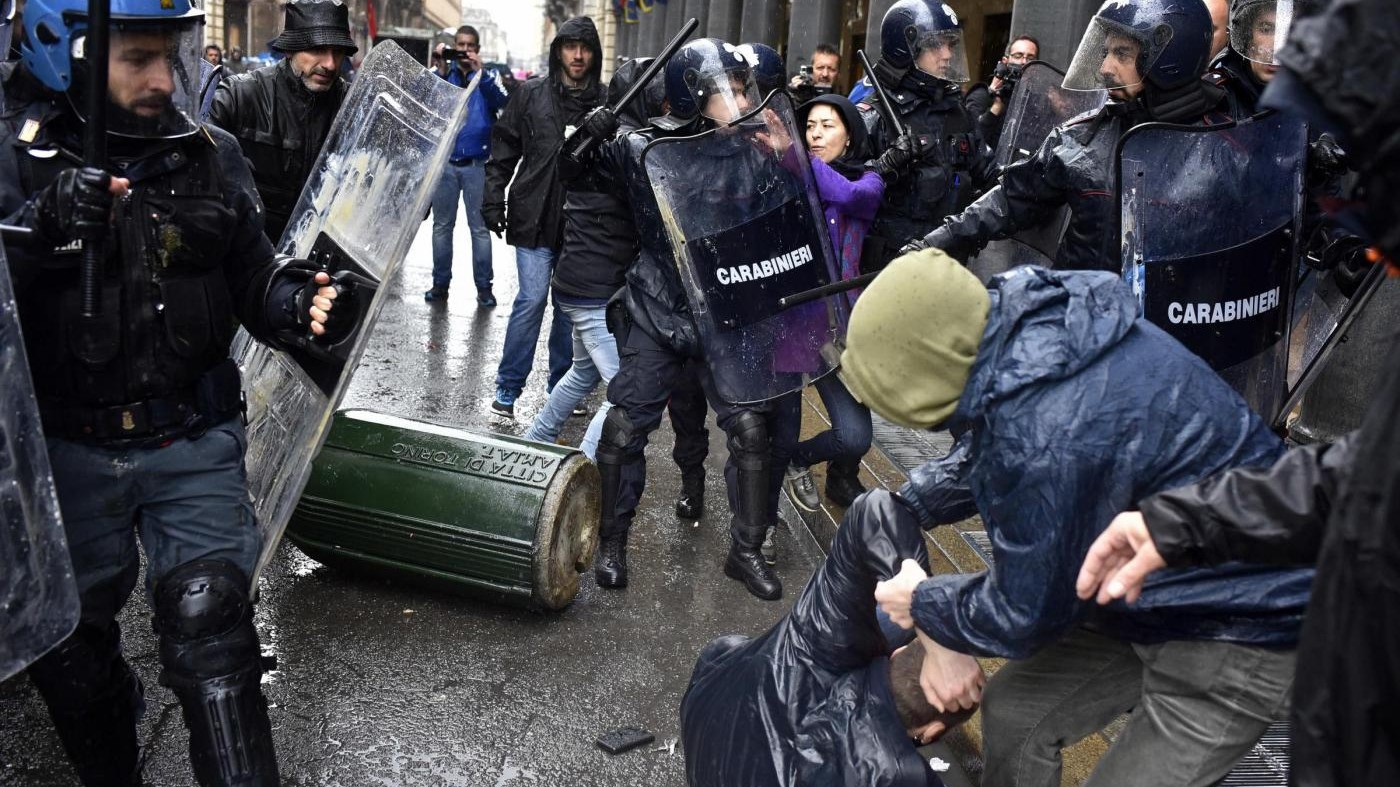 Torino, scontri a corteo 1° maggio. Sindacati a Portella Ginestra