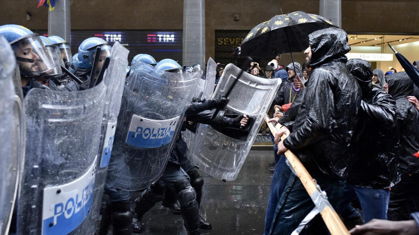Primo maggio, scontri a Torino tra centri sociali e polizia