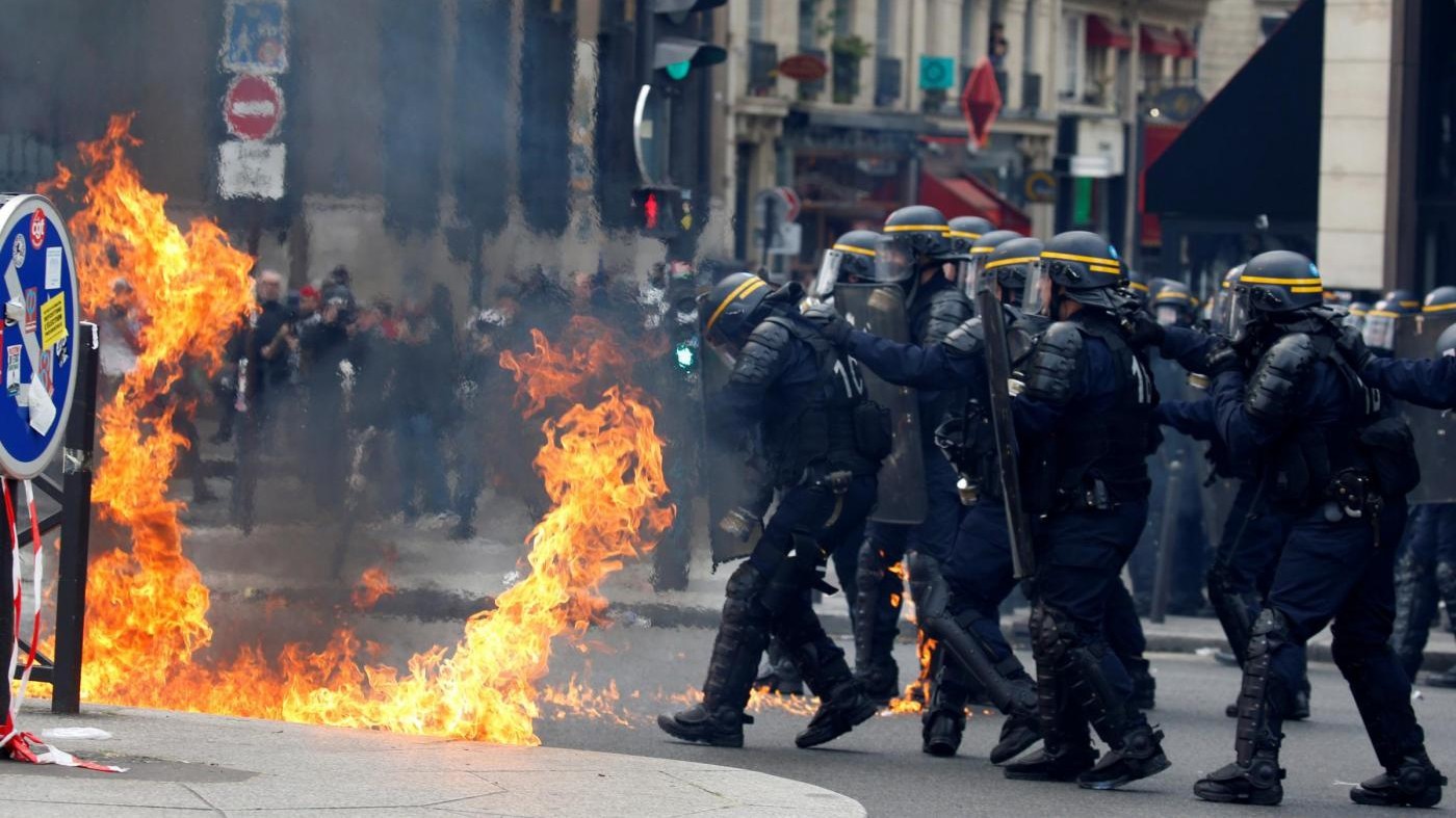 Primo maggio, 3 agenti feriti a Parigi. Istanbul, fermati in 165