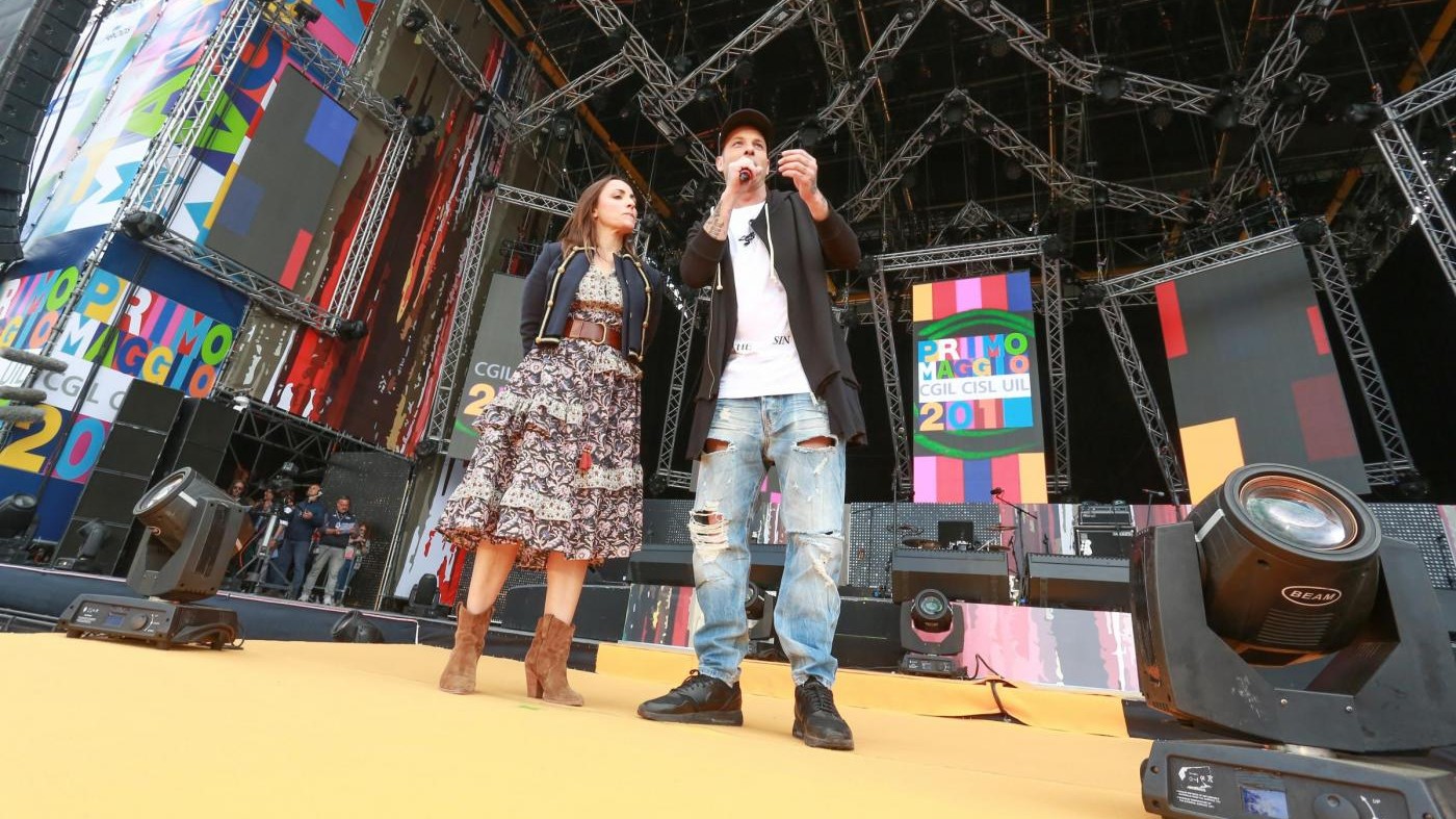 Concertone, migliaia in piazza. Sul palco palloni contro Poletti