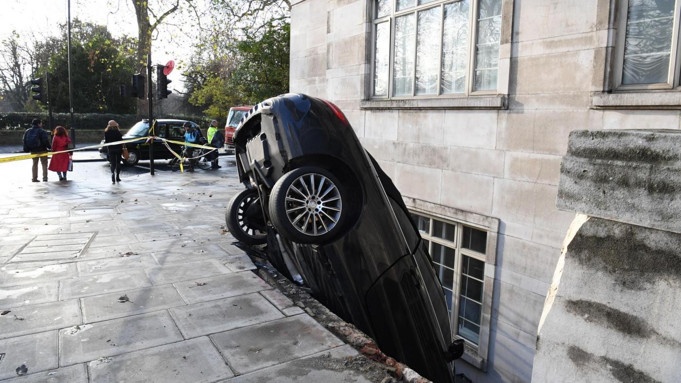 Londra, auto finisce fuori strada: l’incidente è incredibile