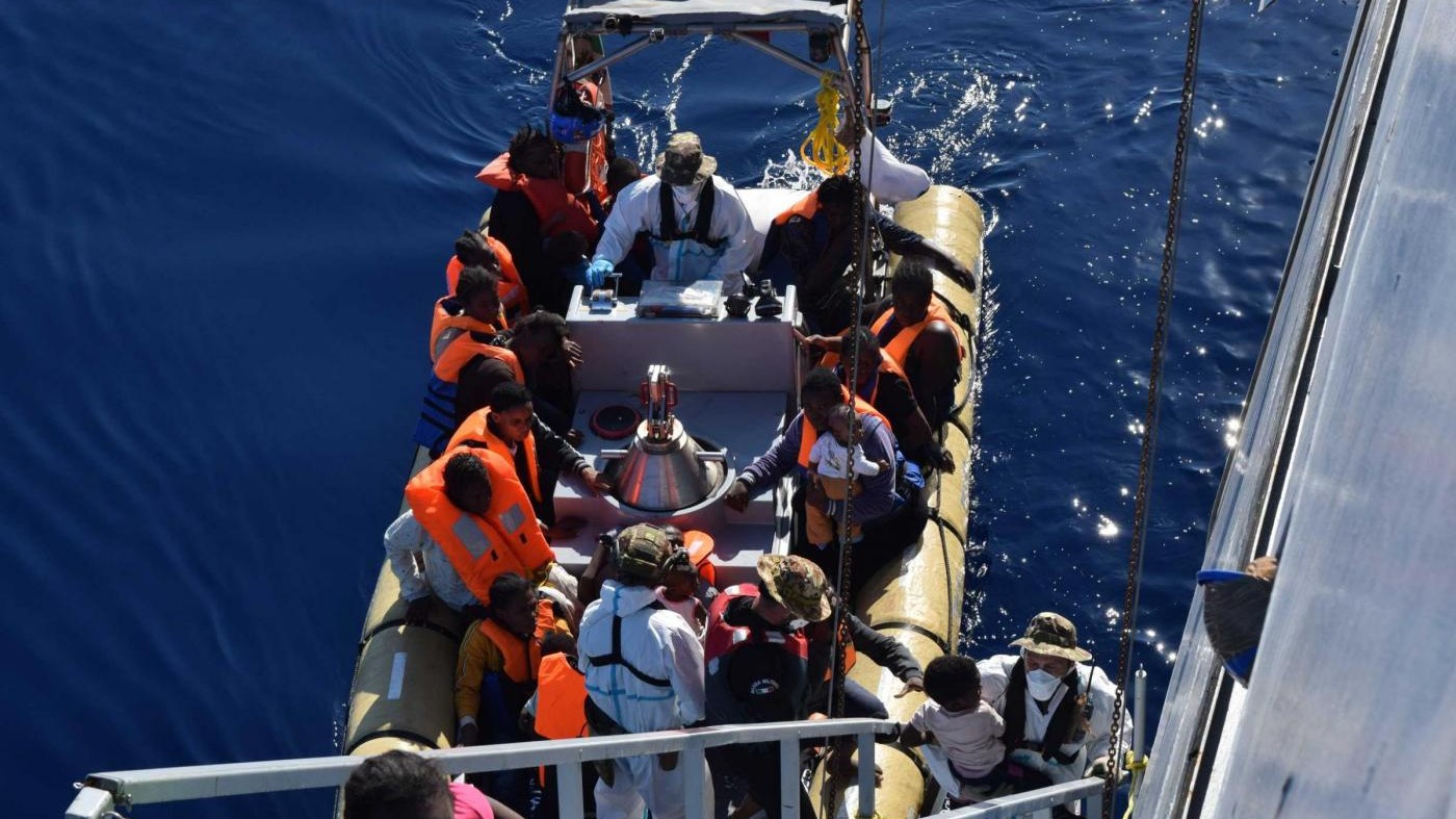 Migranti, comandante squadra navale: Le ong non ci intralciano