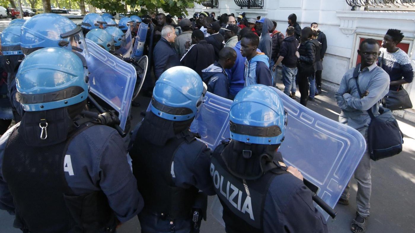 Ambulante senegalese muore a Roma: connazionali in rivolta