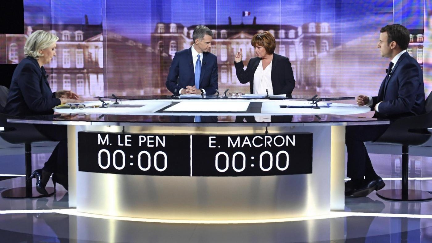 Francia, duello in tv tra Macron e Le Pen: convince il centrista