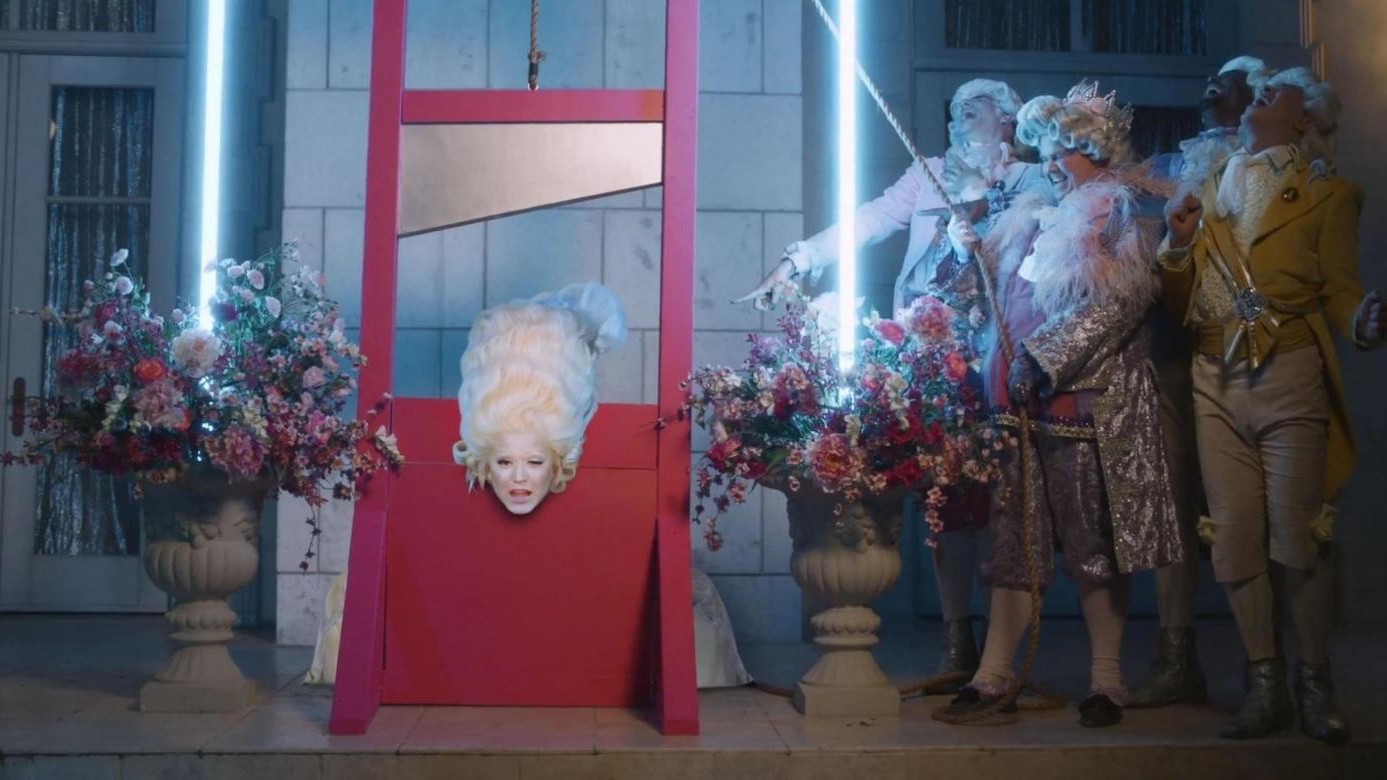 Katy Perry decapitata nel nuovo video ‘Hey Hey Hey’