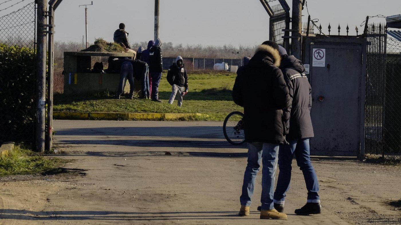 Cosenza, caporalato in centri accoglienza migranti: arresti