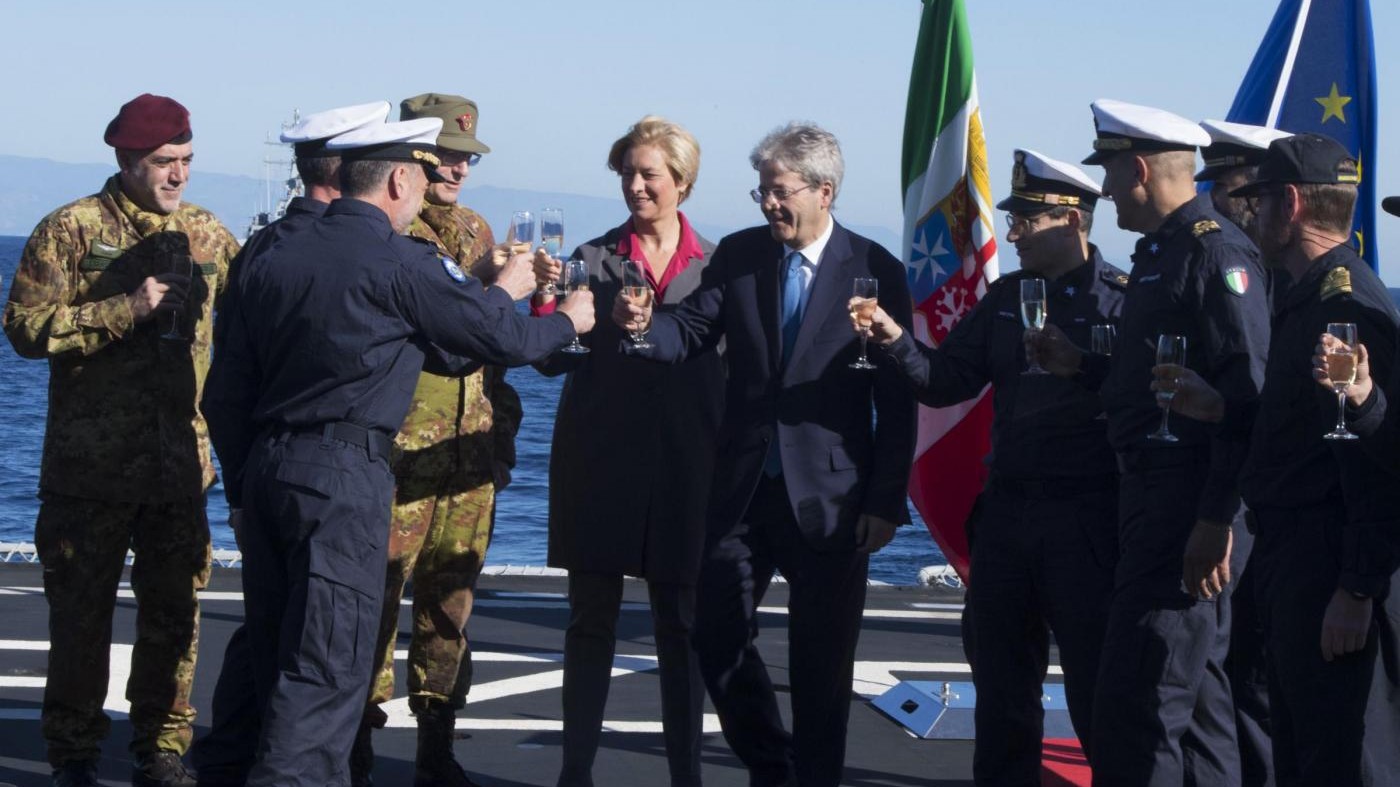 Gentiloni saluta i militari della nave Etna