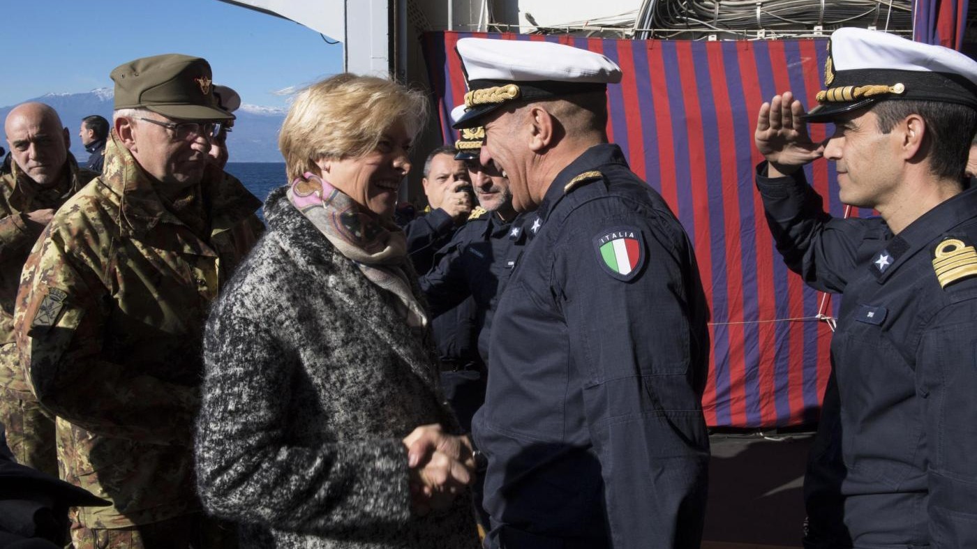 Gentiloni saluta i militari della nave Etna