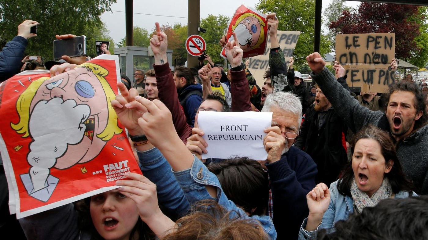 Francia, Le Pen contestata a Reims: di nuovo lancio di uova