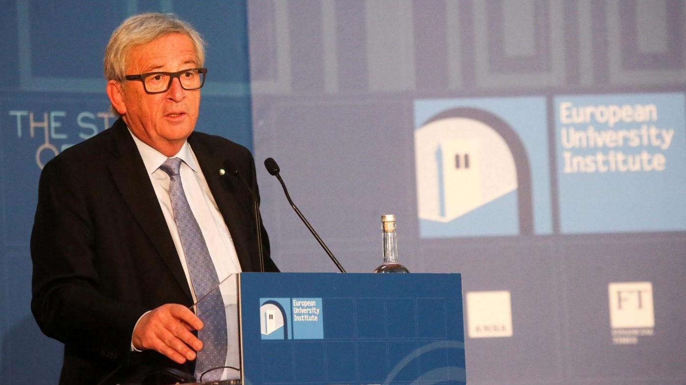 Migranti, Juncker loda l’Italia: Salva l’onore dell’Europa