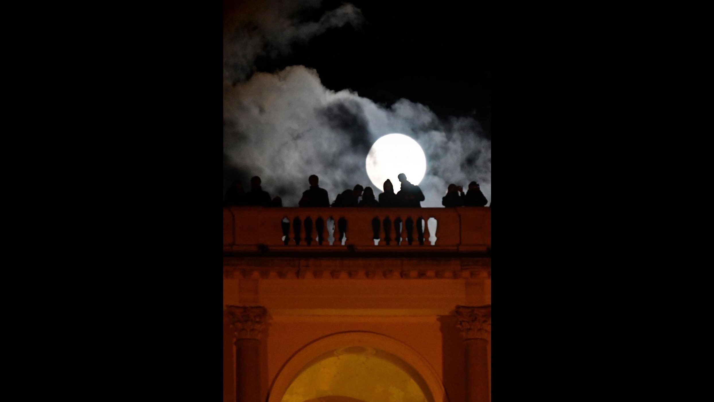 Roma, lo spettacolo della ‘Superluna’ dalla terrazza del Pincio