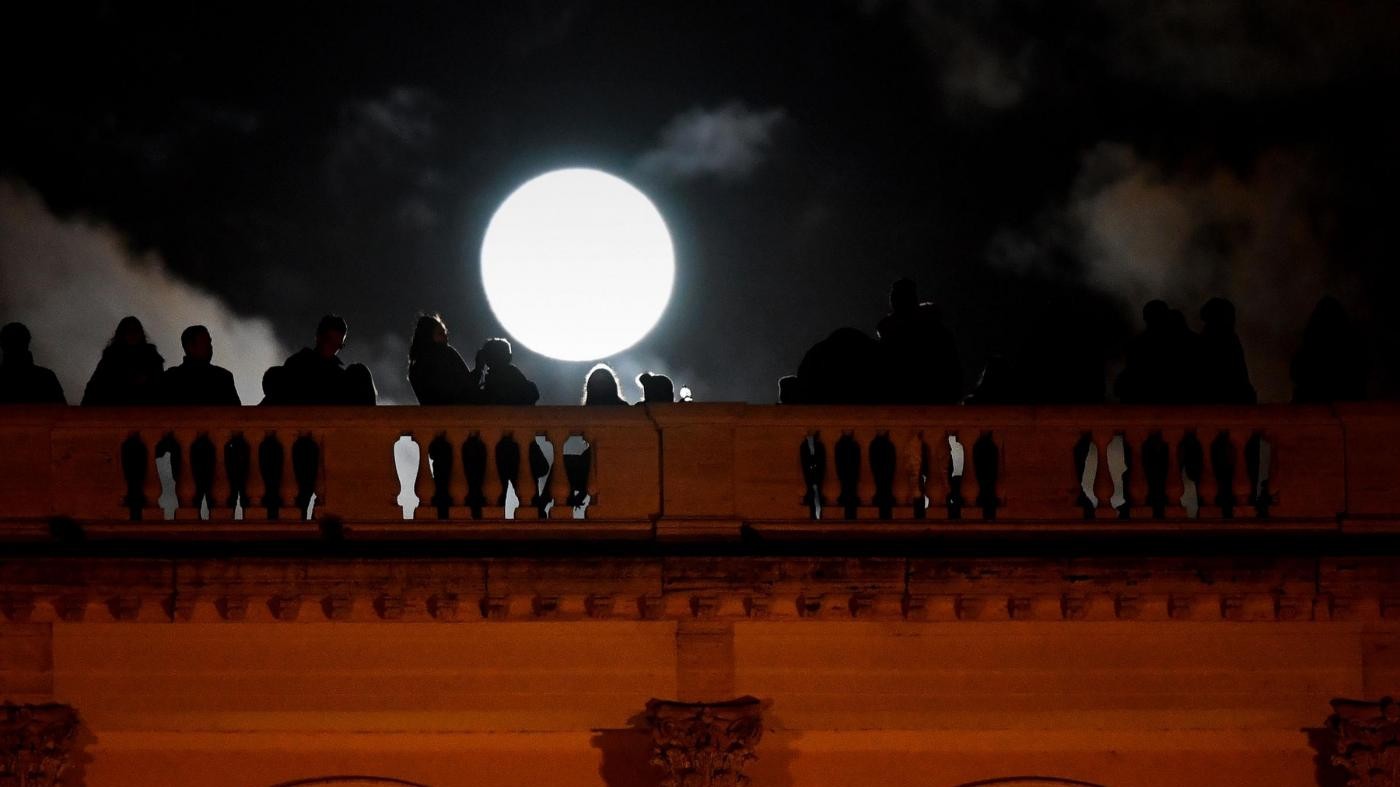 Roma, lo spettacolo della ‘Superluna’ dalla terrazza del Pincio
