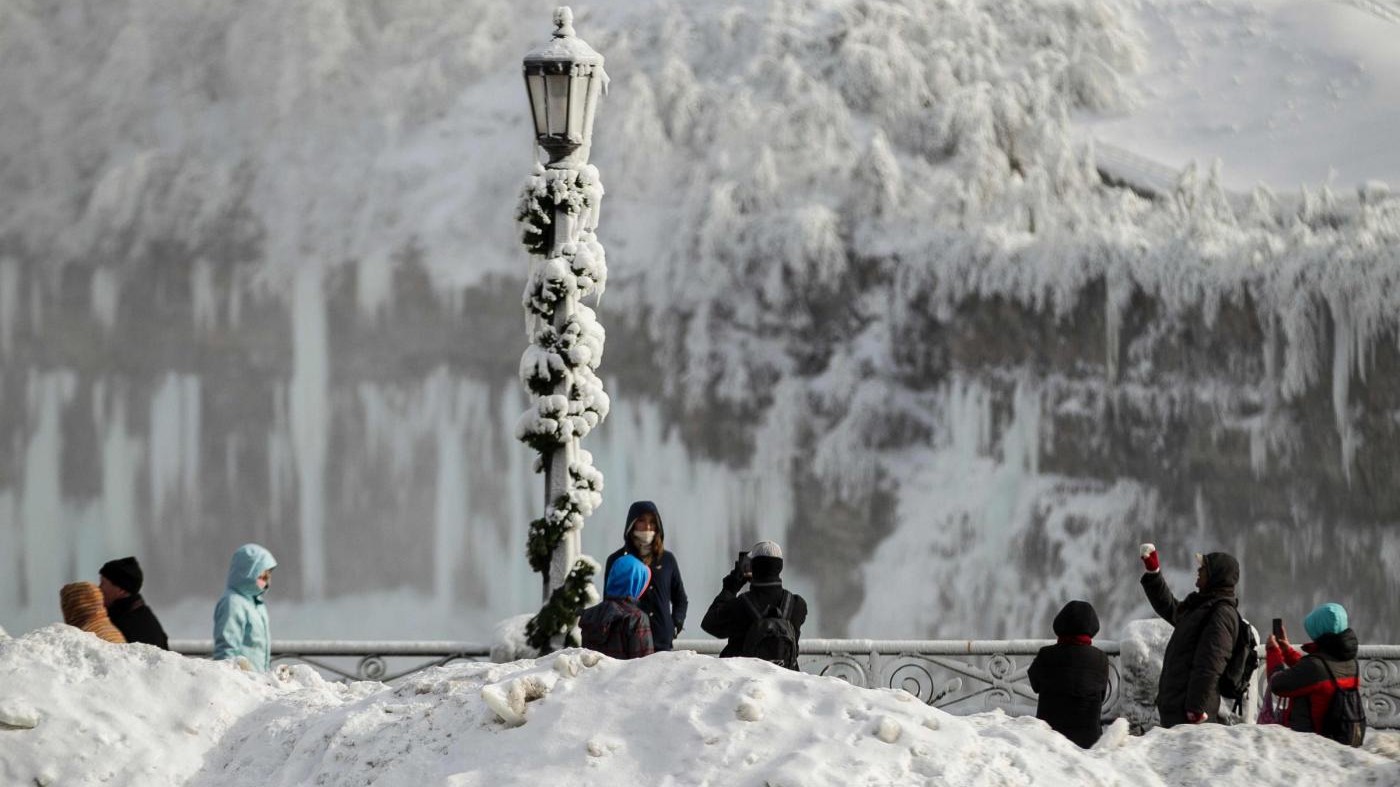 Selfie e sguardi incantati: i turisti alle cascate del Niagara ghiacciate