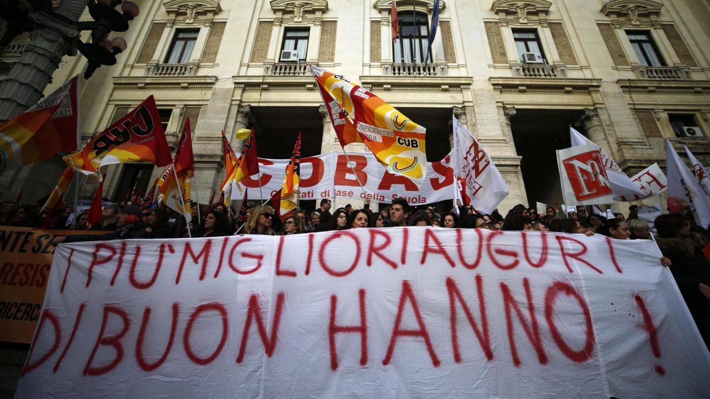 “Abilitate quando serve, licenziate quando conviene”: la protesta dei docenti a Roma e Milano