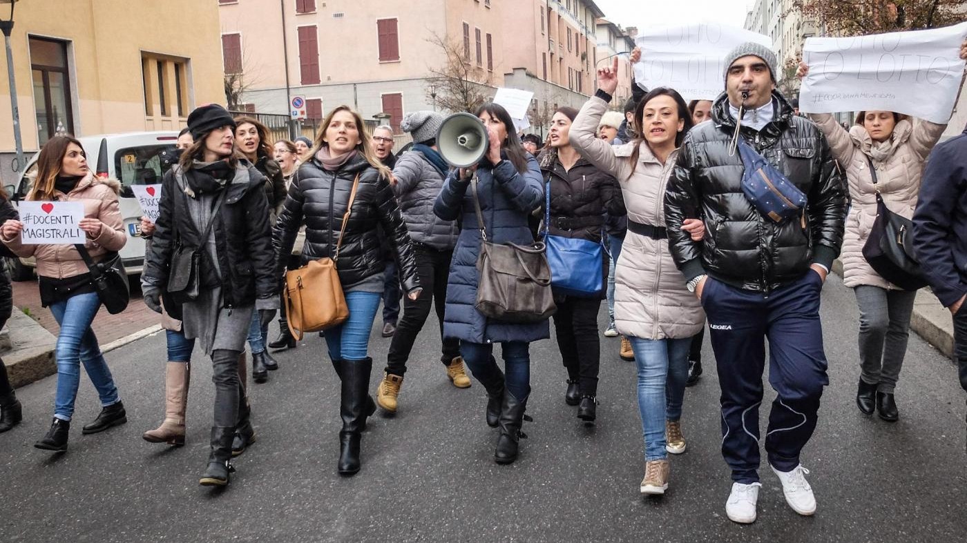 “Abilitate quando serve, licenziate quando conviene”: la protesta dei docenti a Roma e Milano