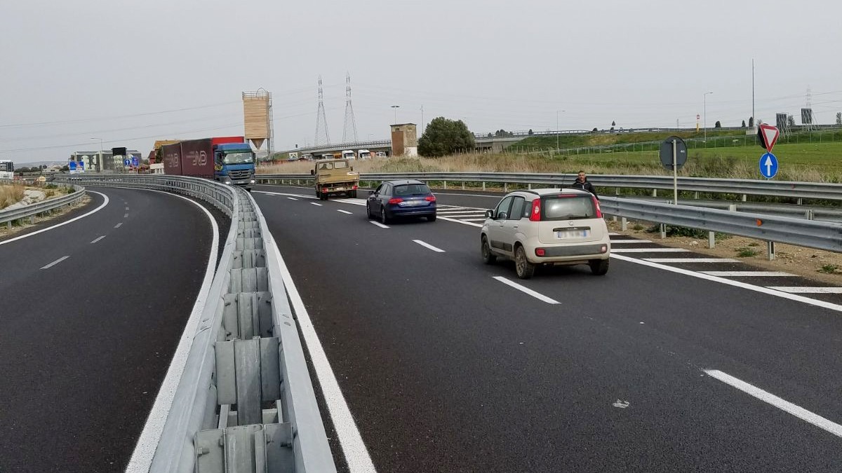 Tir contromano sulla strada Civitavecchia-Porto: ecco le immagini