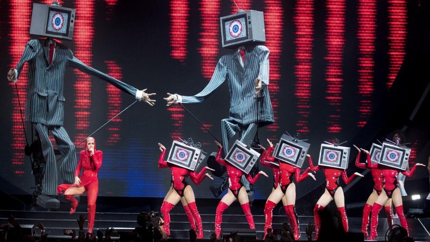 Katy Perry rosso fuoco per il Witness Tour: sul palco balla con i televisori