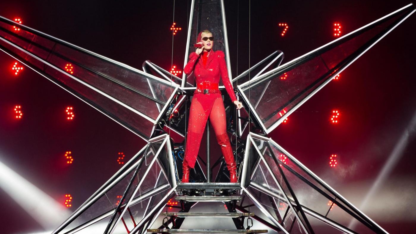 Katy Perry rosso fuoco per il Witness Tour: sul palco balla con i televisori