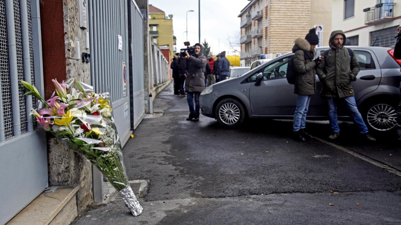 Operai morti nell’azienda Lamina, fiori e candele per le vittime