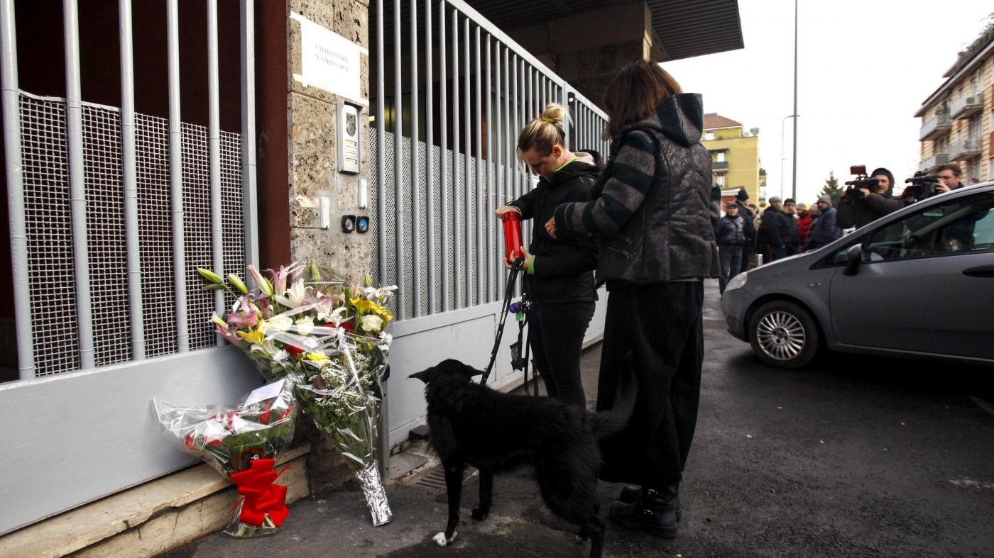 Operai morti nell’azienda Lamina, fiori e candele per le vittime