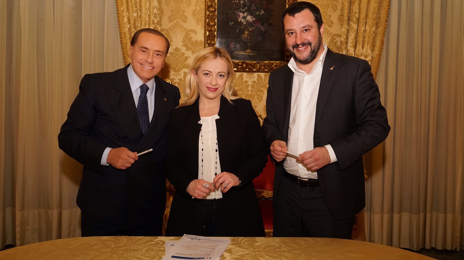 Centrodestra: Berlusconi, Salvini e Meloni firmano il programma elettorale